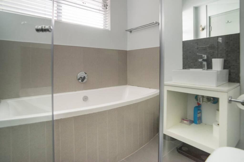 World Travellers Eclectic Apartment Cape Town Bagian luar foto